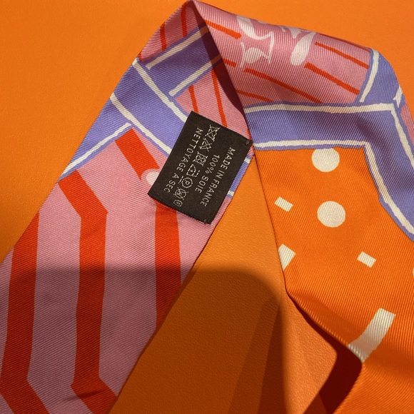 Hermes Twilly in Jeu de Soie (Rose/Orange) 100% Silk - Picture 6 of 7